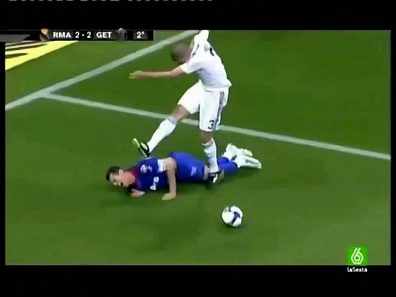 Pepe commits a savage foul on Francisco Casquero during a match that ended in 2-2 draw.